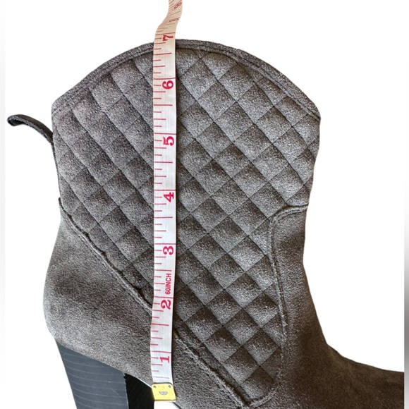 Isaac Mizrahi Kelly Quilted Heel Bootie Grey Suede - Leather Size 7 Women’s - Picture 11 of 13